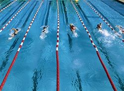 Delta i svømmekonkurranser i Spania på treningsleir svømming i Barcelona