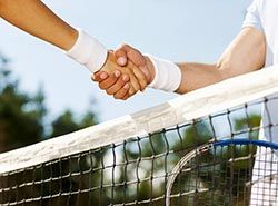 Spill kamper mot spanske tennisspillere på treningsleir tennis i Barcelona, Spania