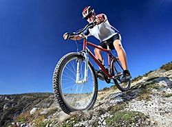 Terrengsykling og mountain bike i Pyreneene, nær Barcelona, Spania