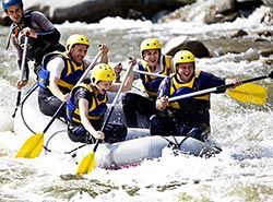 Spennende rafting i Pyreneene nær Barcelona, Spania