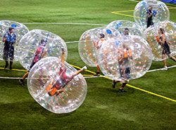 Hysterisk morsomt med boble-fotball i Barcelona, Spania!