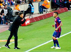 Luis Enrique gir instruksjoner. Blir det mer suksess mot Bayern Munchen?